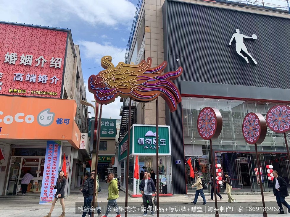 商业街区金属美陈安装节点与固定细节