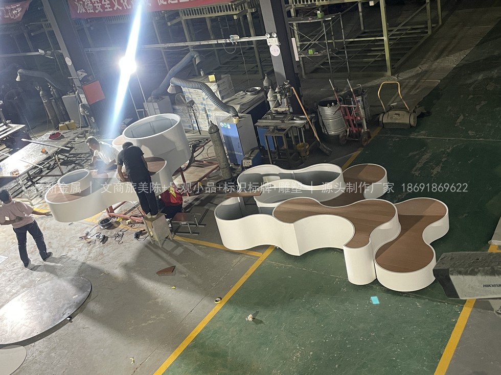 商场室外花箱花池座椅实景,金属材质景观小品与商业环境融合