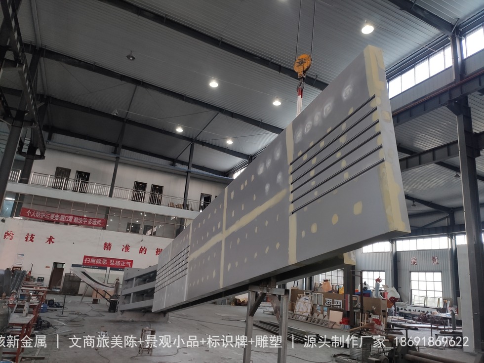 蒲城地产精神堡垒制作工艺与安装要点：大型标识构筑物怎么落地