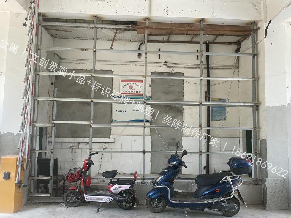 临潼部队疗养院砂岩浮雕墙面安装好钢结构框架：分段预制的钢龙骨就位