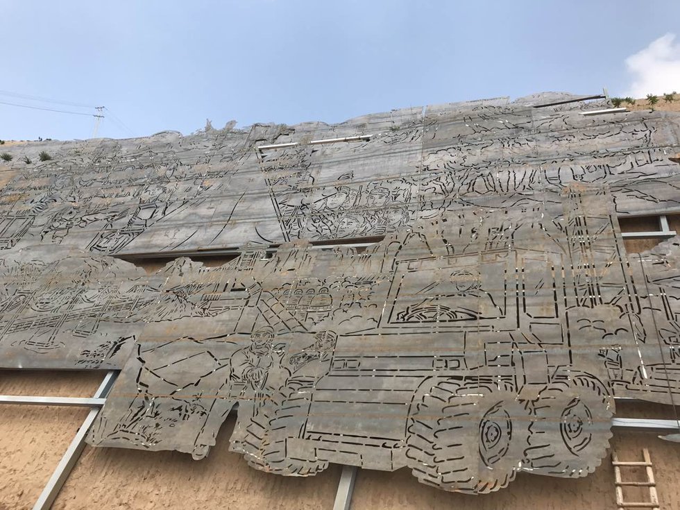 合阳沿黄公路耐候板景墙实拍：景墙整体与沿线环境效果