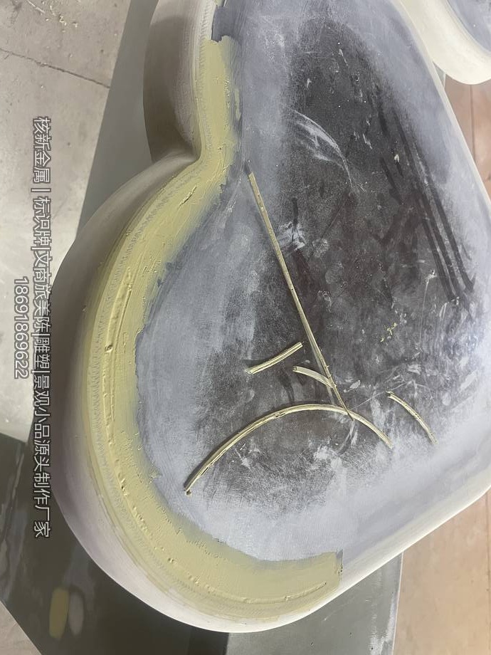 大型异形灯罩背面内部金属骨架与包边结构