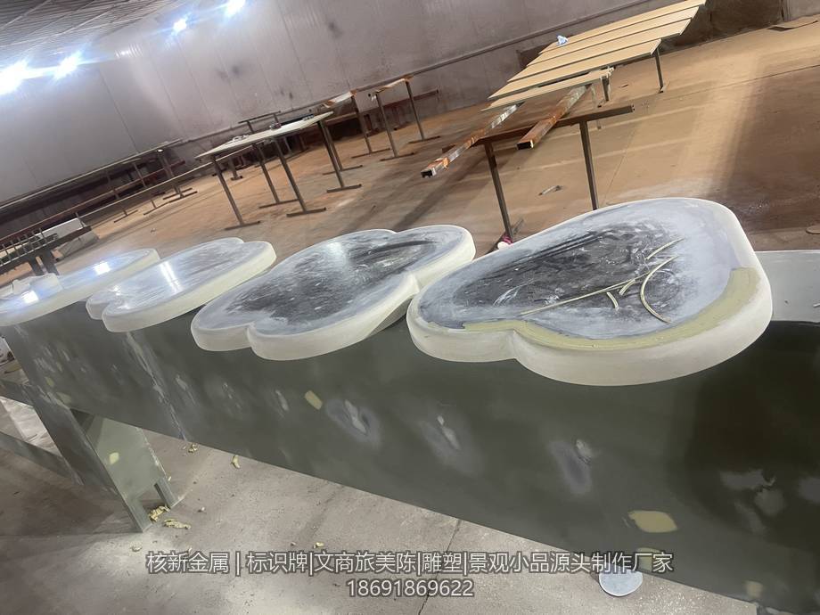 车间工作台上待拼装的异形造型灯罩半成品
