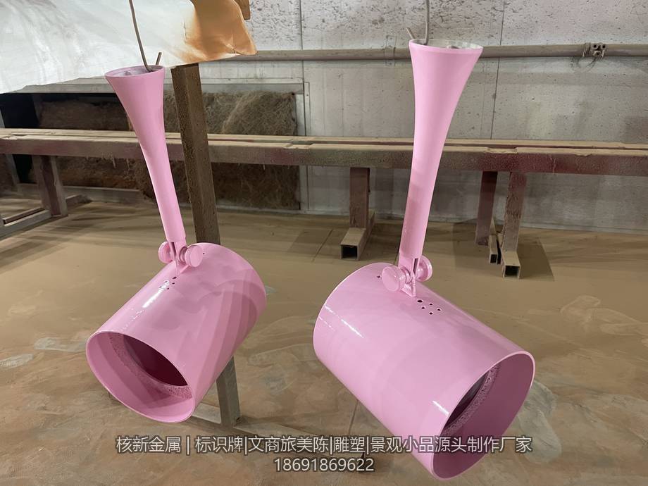 车间内喷涂完成的高彩度异形灯罩成品，漆面均匀