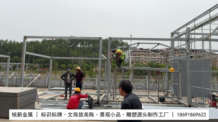 项目现场大型美陈装置金属方管骨架安装施工,工人在架体上作业