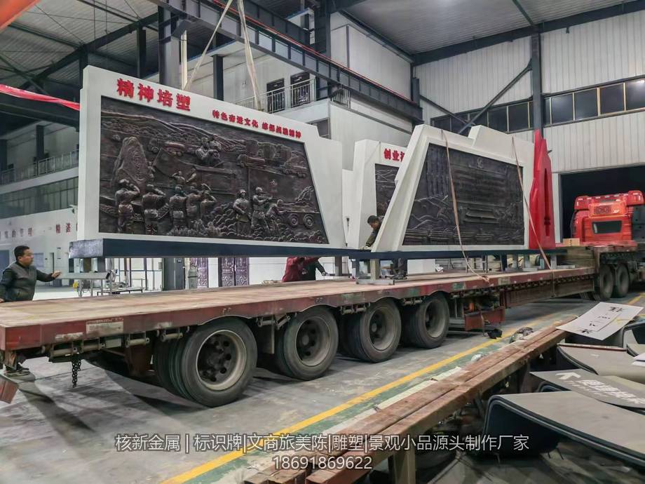 工厂车间内大型美陈造型分件用吊带吊装装车准备发往项目现场
