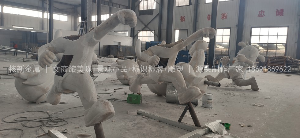雕塑制作车间内尚未上色的卡通造型雕塑白坯,动态奔跑姿态,焊接打磨完成等待表面处理