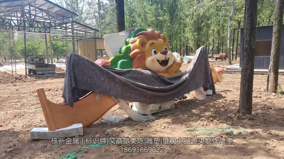 现场摆放的黄色玻璃钢造型叶片件，覆遮盖布做保护