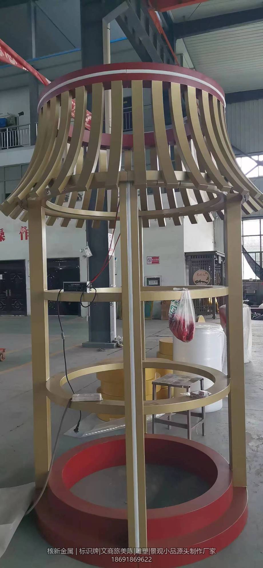 财神殿美陈红金配色圆顶多层立柱造型实拍