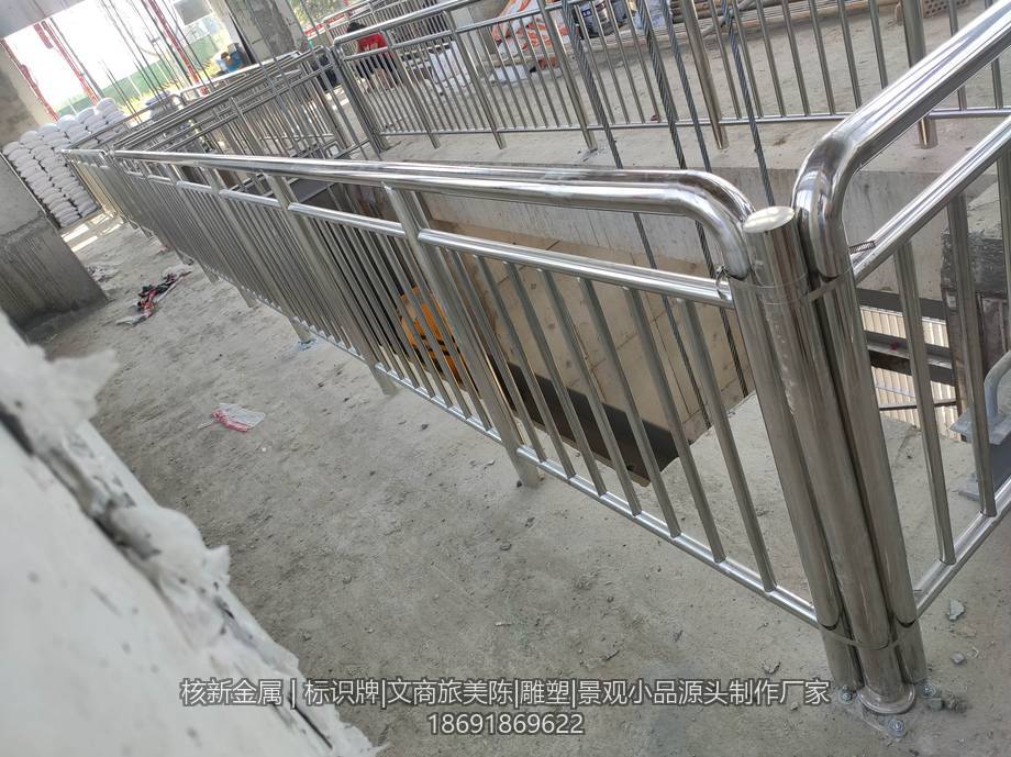 泵站地面不锈钢安全护栏安装实拍