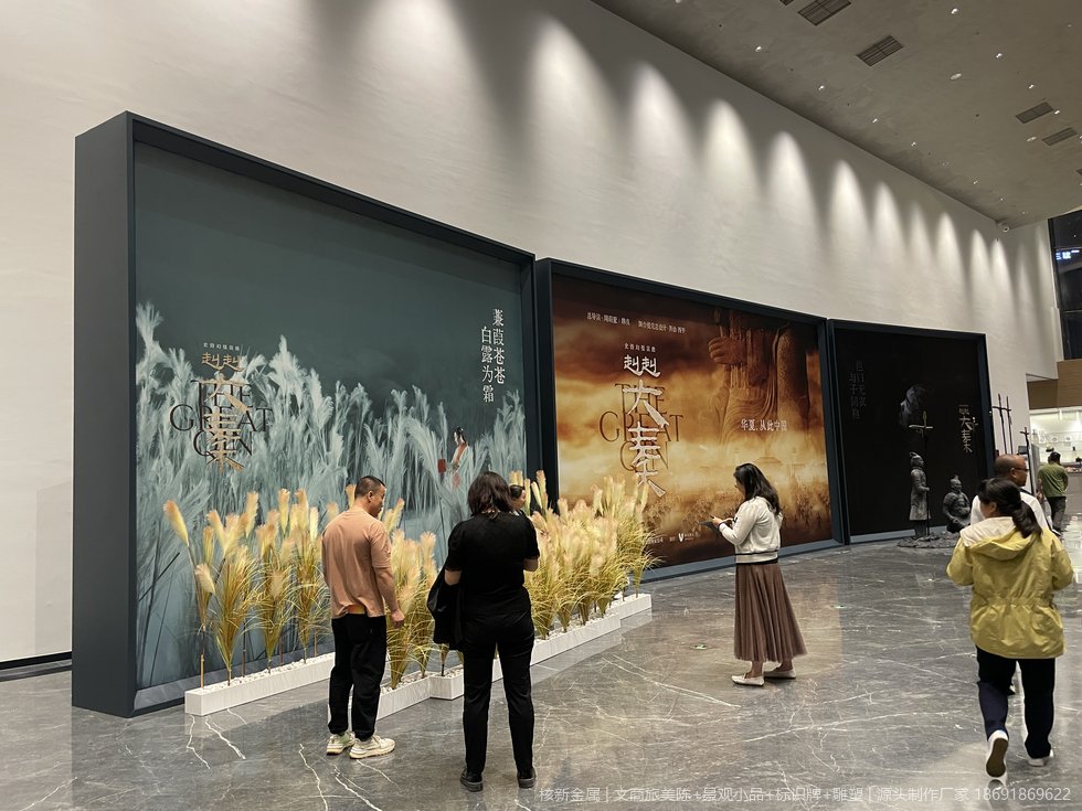 大型室内美陈灯箱装置安装完成后的整体效果,面层透光均匀、画面拼接连贯