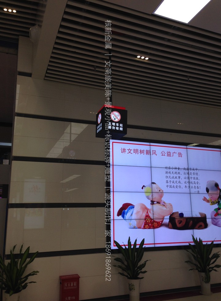 商场立柱式标识牌与灯箱成品,面板平整、边框拼缝均匀,含公共信息提示内容