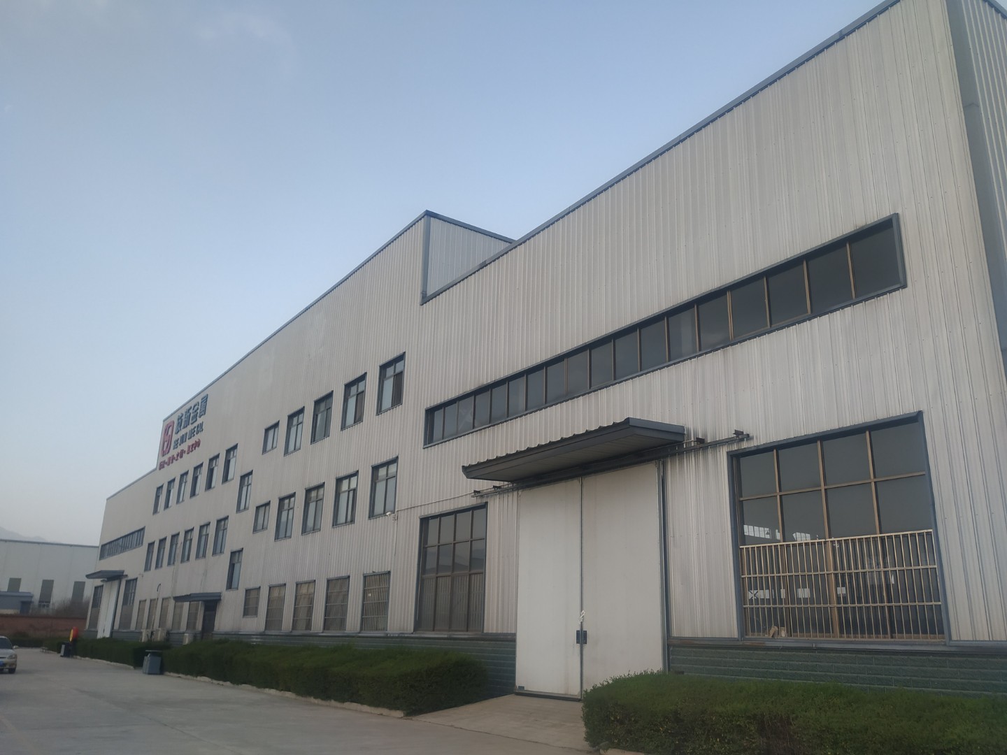 核新金属工厂激光切割车间实拍
