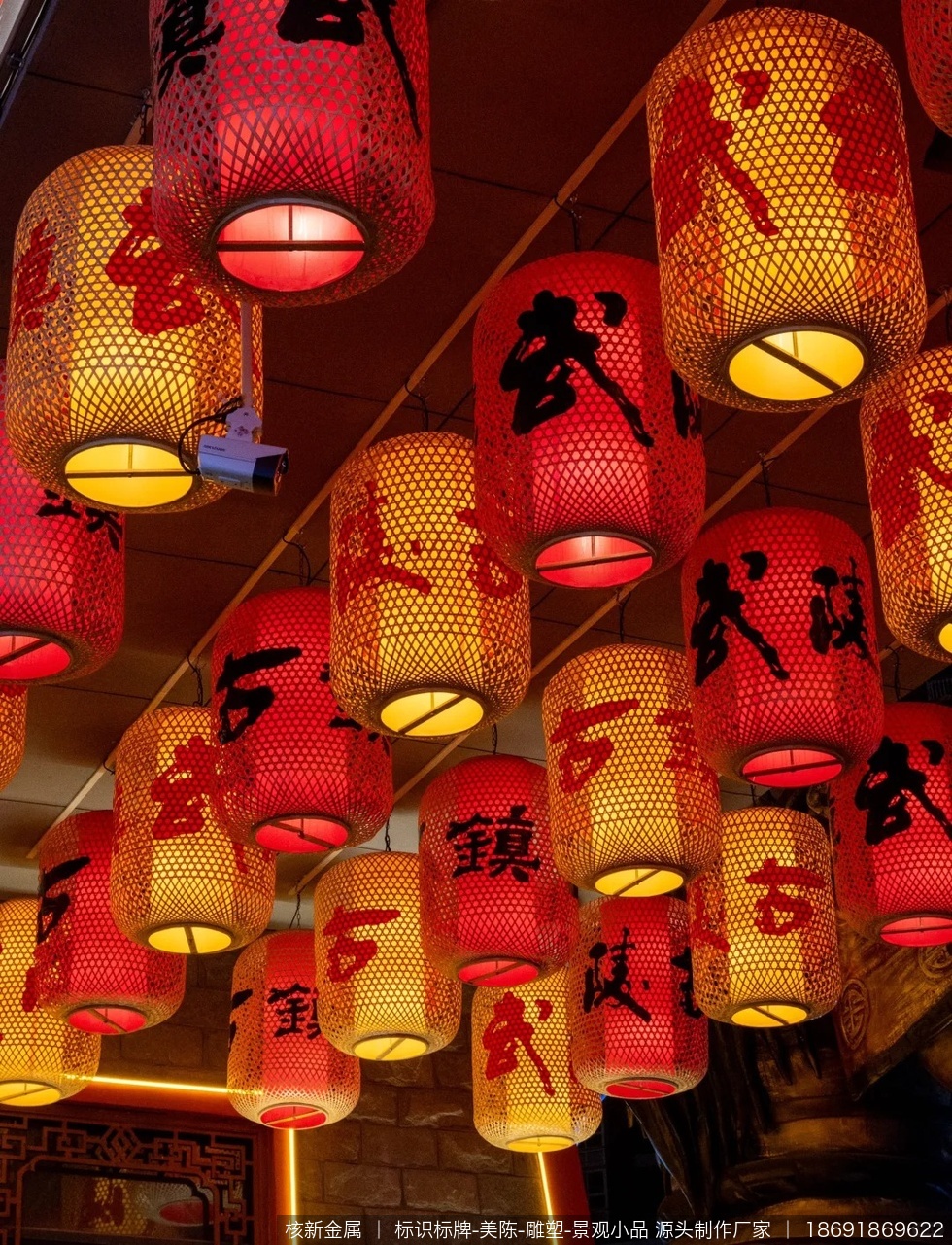 十堰竹溪武陵不夜城一期金属美陈丨制作、安装项目现场实拍图10-美陈项目现场补充实拍图，用于展示安装完成后的局部细节和整体关系。
