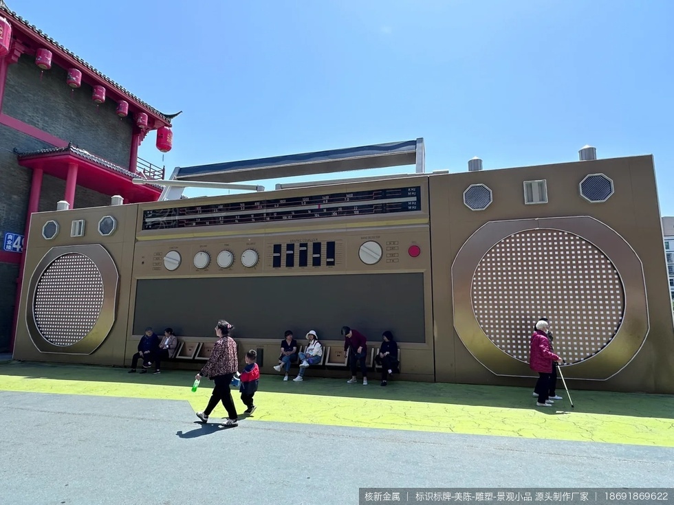 十堰竹溪武陵不夜城一期金属美陈丨制作、安装项目现场实拍图12-美陈项目现场补充实拍图，用于展示安装完成后的局部细节和整体关系。