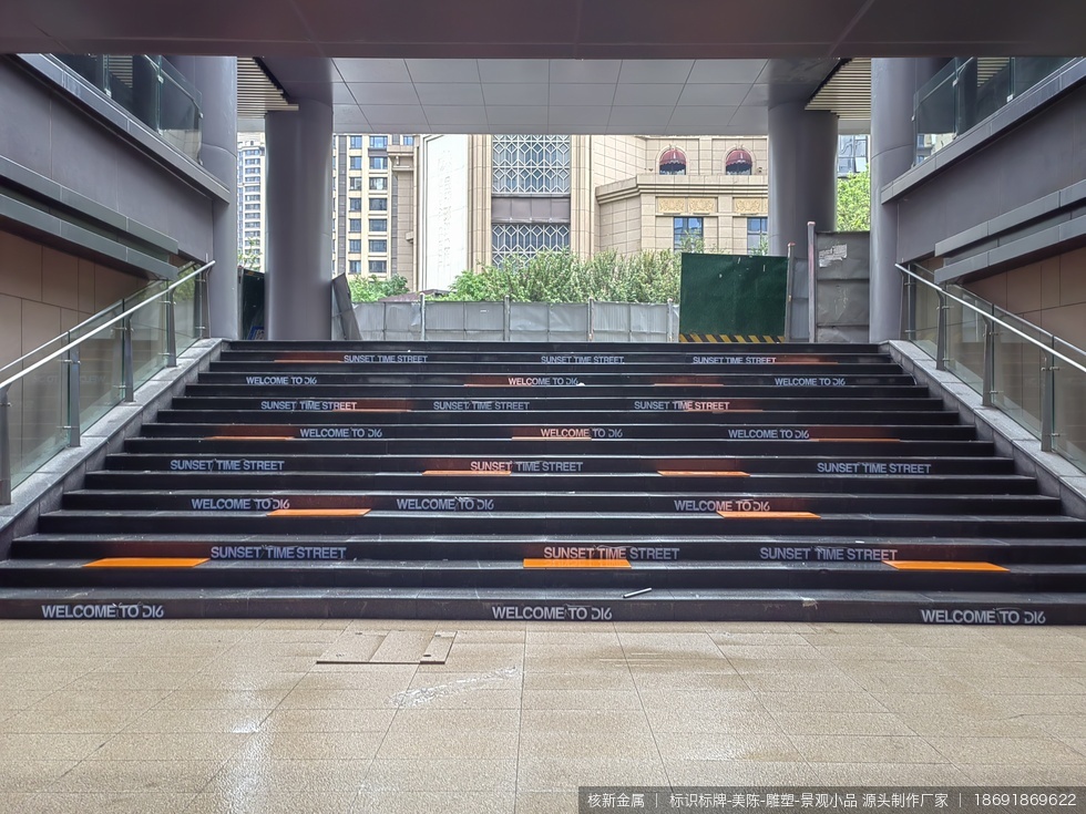 西安金辉 D5商业街区美陈制作安装项目 - 图02 西安金辉 D5商业街区美陈制作安装项目现场实拍图02-从白天视角观察美陈外观表现,便于判断尺寸比例和安装位置是否协调。