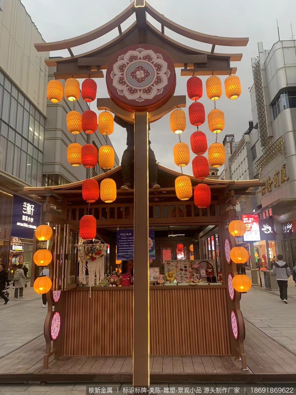 银川凤凰天街铁艺美陈定制_不夜城商业街区金属美陈制作安装案例